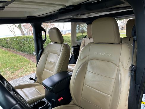 Used 2019 Jeep Wrangler Unlimited Sahara image 14