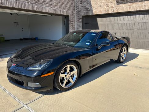 Used 2006 Chevrolet Corvette Coupe 2D image 2