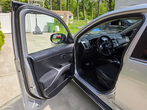 Used 2011 Mitsubishi Outlander GT AWD/4WD image 6
