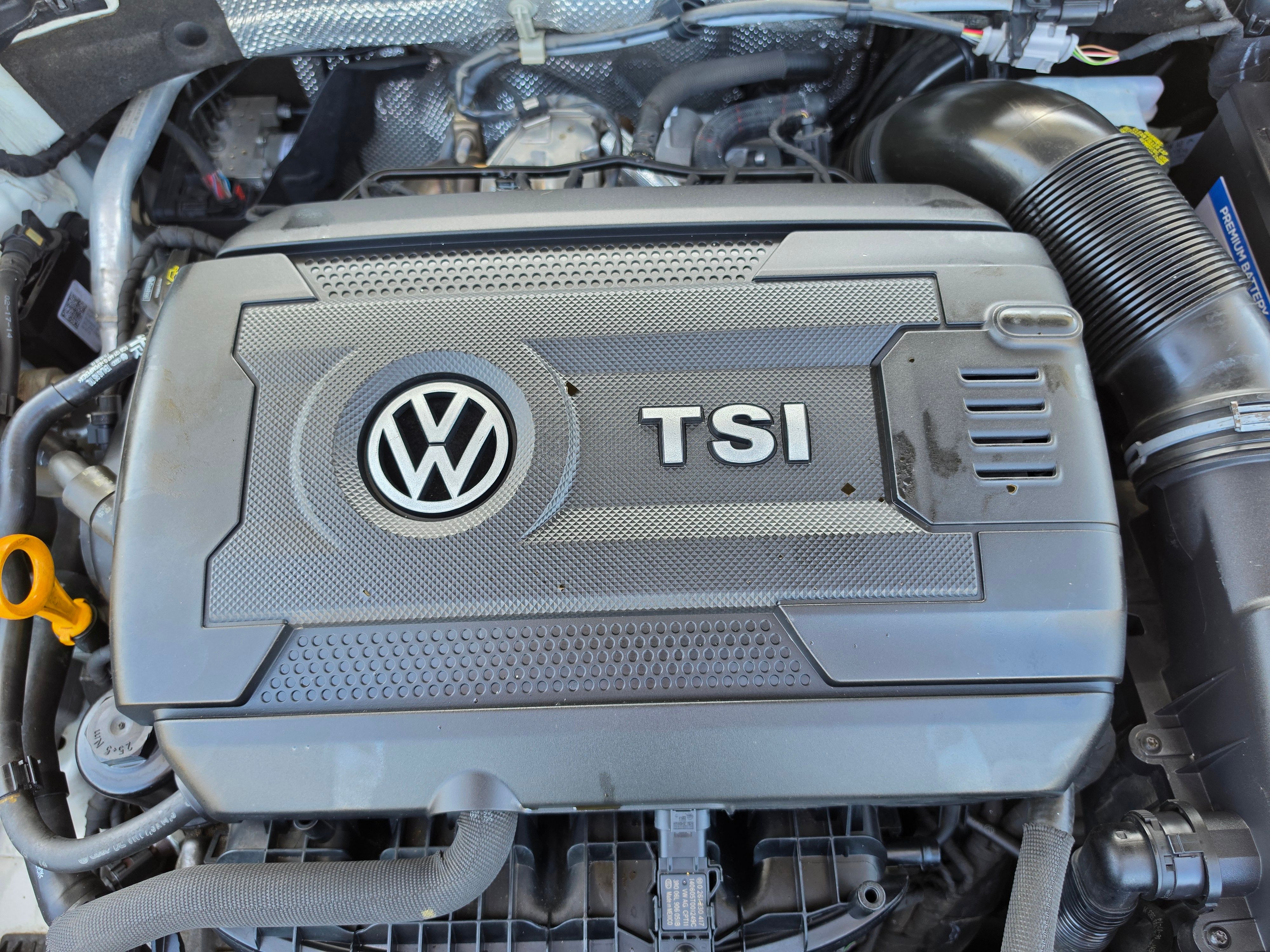 Used 2015 Volkswagen Golf 4-Door FWD image 9