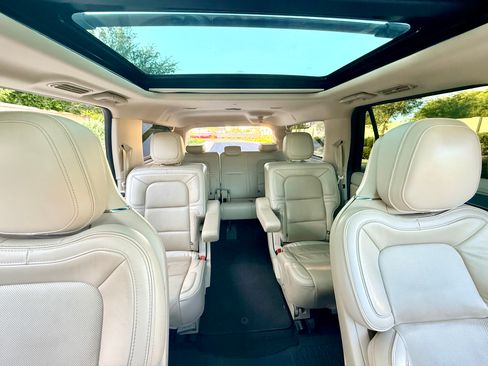 Used 2018 Lincoln Navigator L Reserve w/ Technology Package AWD/4WD image 2