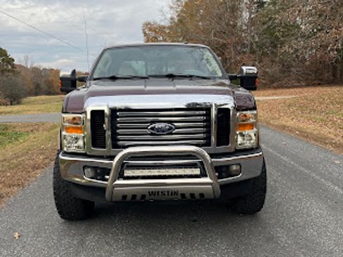 Used 2010 Ford F250 Lariat image 2