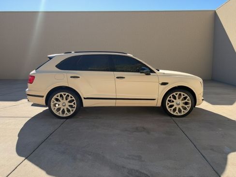 Used 2019 Bentley Bentayga image 4