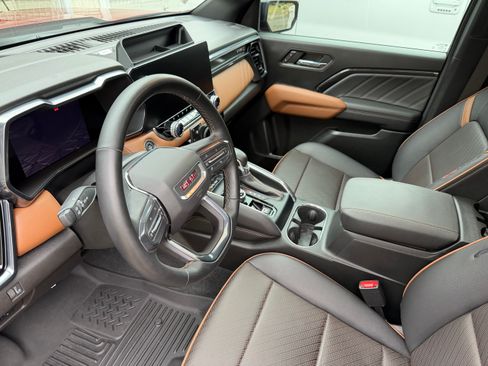 Used 2023 GMC Canyon AT4 w/ AT4 Premium Package AWD/4WD image 9