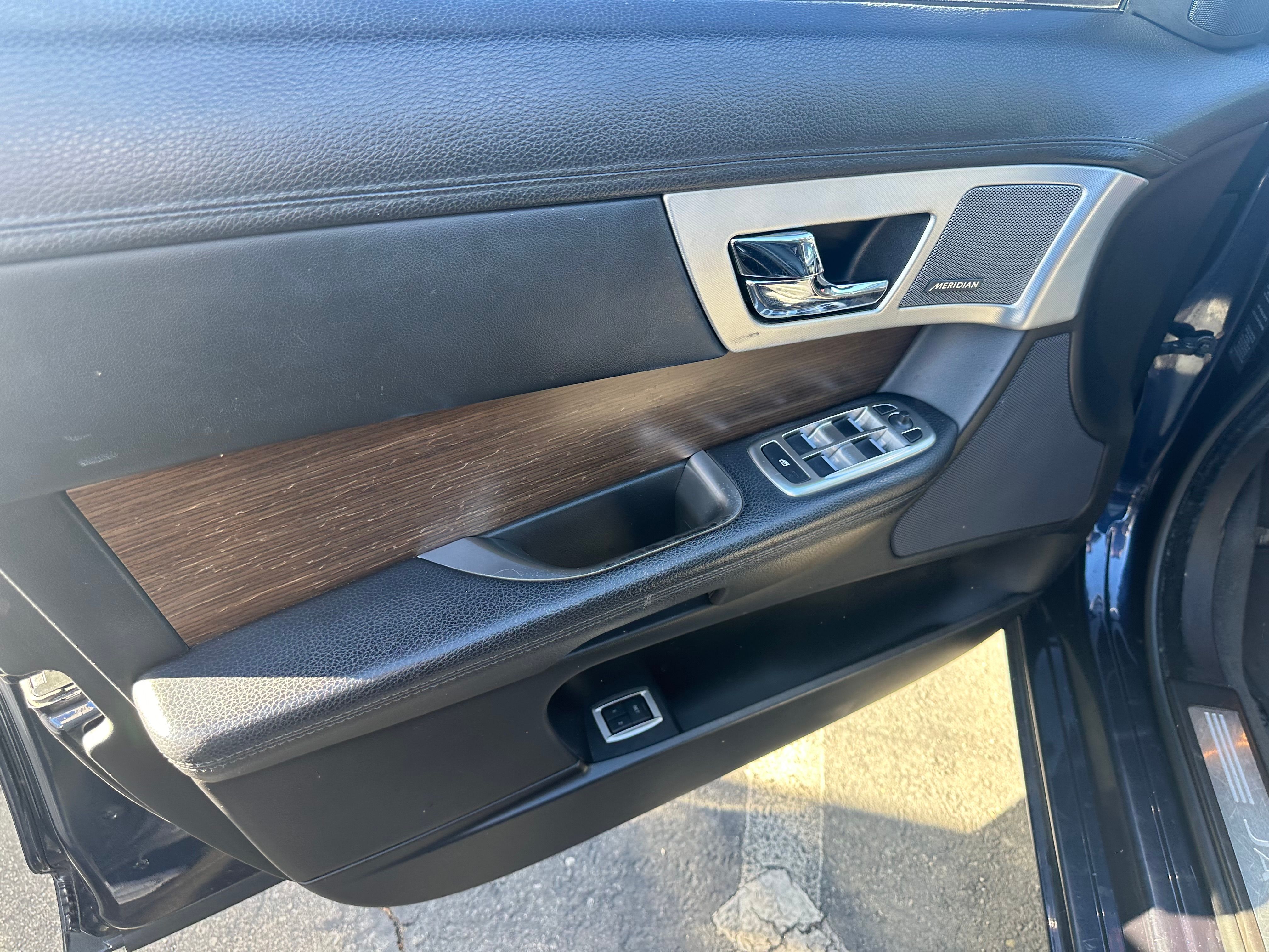 Used 2015 Jaguar XF Premium RWD image 12