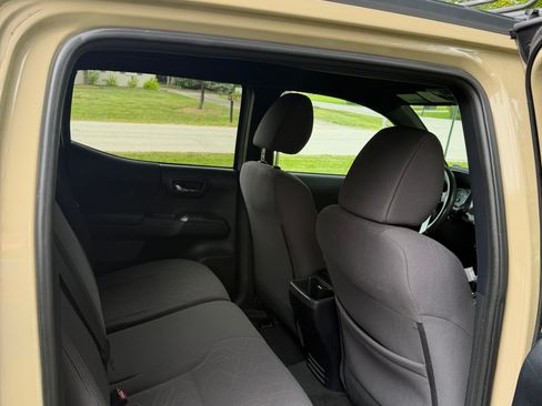 Used 2017 Toyota Tacoma TRD Off-Road AWD/4WD image 13