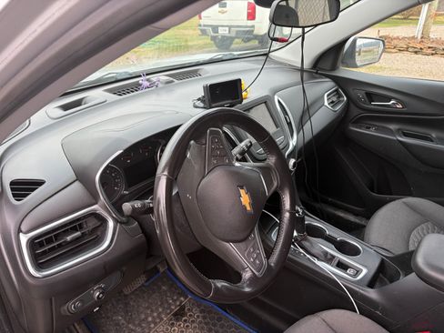 Used 2019 Chevrolet Equinox LT w/ Driver Convenience Package image 12