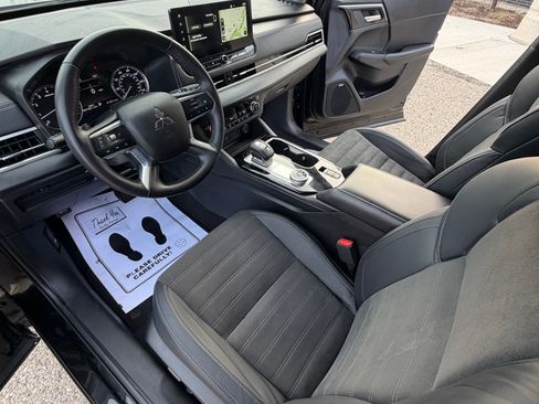 Used 2025 Mitsubishi Outlander SE image 13