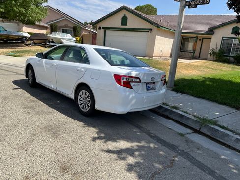 Used 2014 Toyota Camry LE image 9
