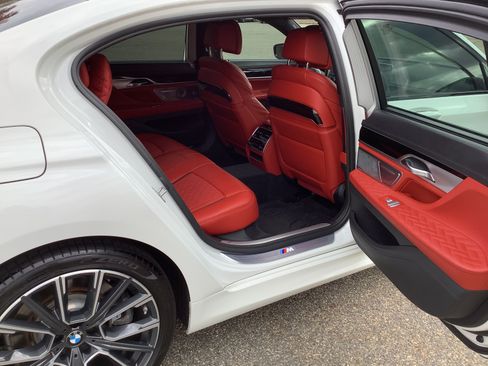 Used 2020 BMW 750i xDrive w/ Autobahn Package image 28