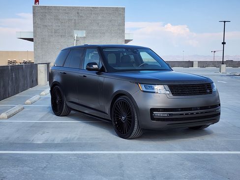 Used 2024 Land Rover Range Rover SE image 1