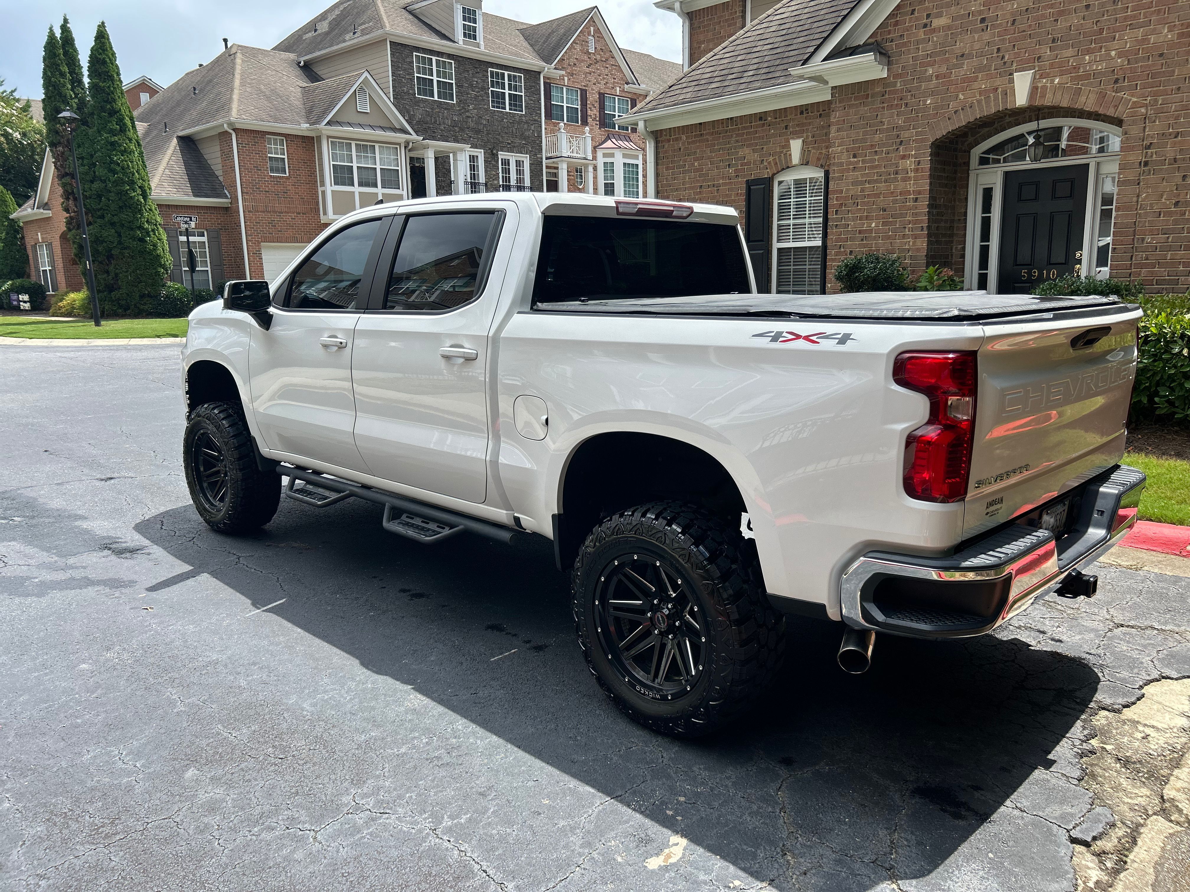 Used 2020 Chevrolet Silverado 1500 LT AWD/4WD image 2
