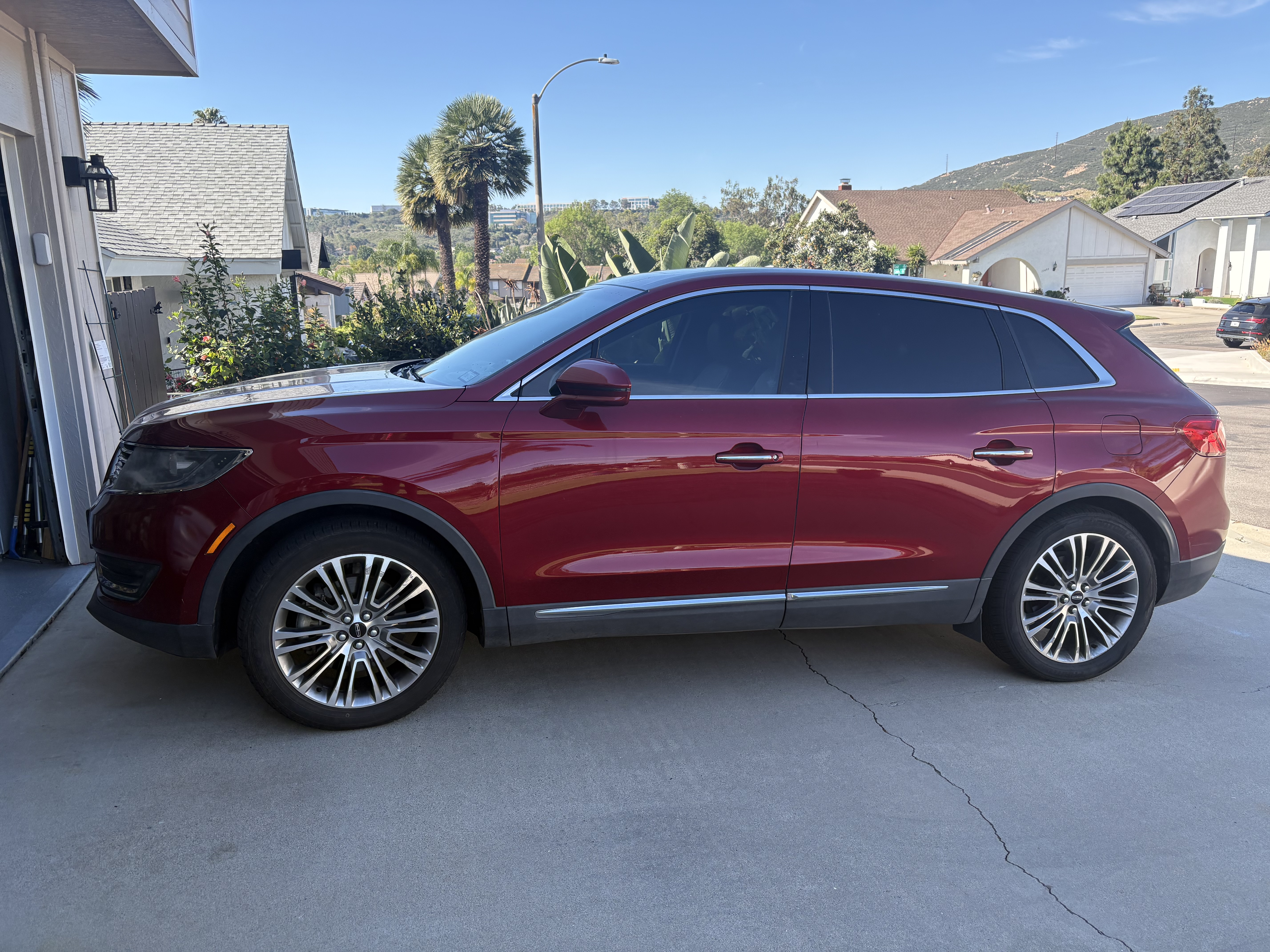 Used 2016 Lincoln MKX Reserve w/ Driver Assistance Package FWD image 1