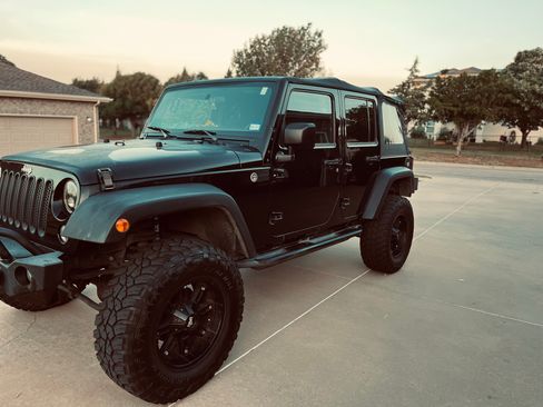 Used 2017 Jeep Wrangler Unlimited Sport w/ Connectivity Group AWD/4WD image 1