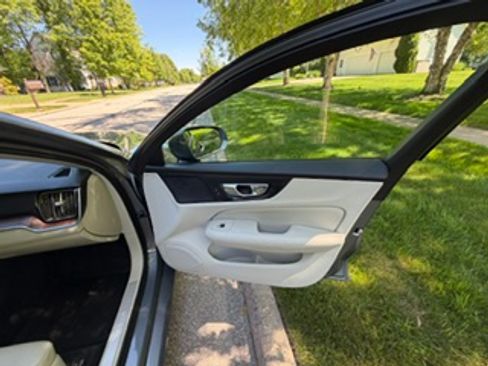 Used 2019 Volvo S60 T5 Momentum w/ Multimedia Package FWD image 28