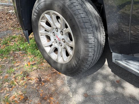 Used 2017 GMC Yukon SLT image 10