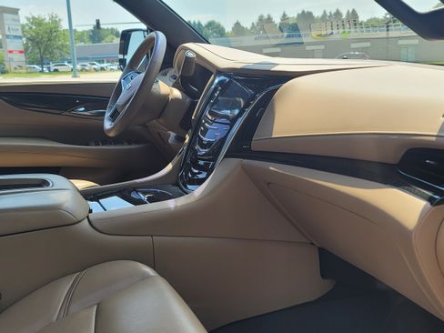 Used 2018 Cadillac Escalade Platinum image 4