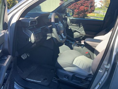 Used 2025 Toyota Tacoma TRD Sport image 9