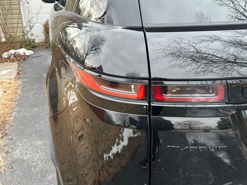 Used 2023 Land Rover Range Rover Evoque R-Dynamic SE image 6