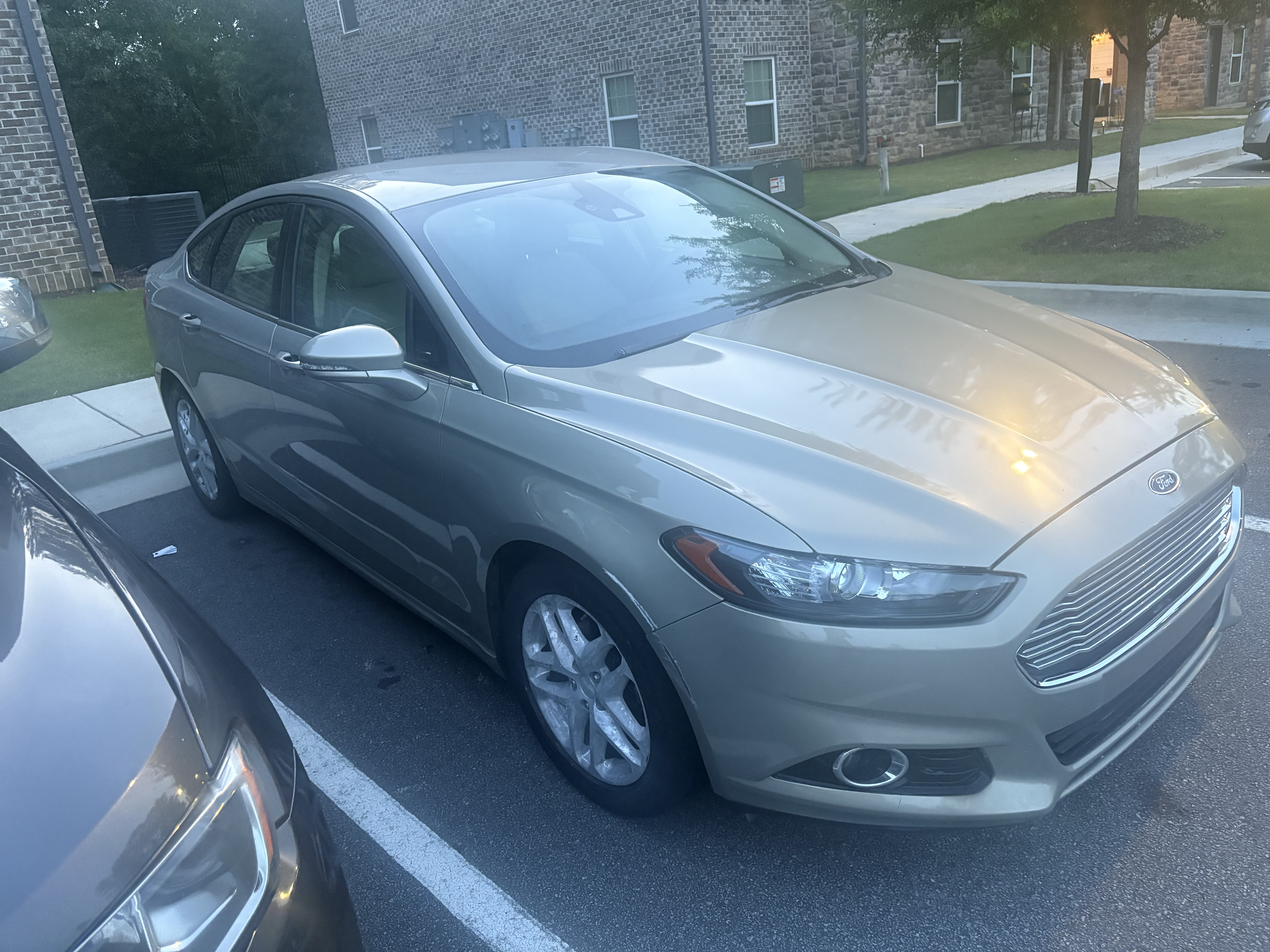 Used 2016 Ford Fusion SE FWD image 1