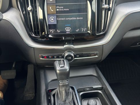 Used 2020 Volvo XC60 T5 Momentum w/ Protection Package Premier image 11