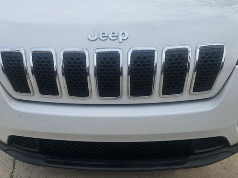 Used 2019 Jeep Cherokee Latitude Plus w/ Comfort/Convenience Group image 20