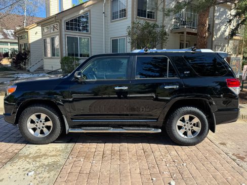 Used 2011 Toyota 4Runner SR5 w/ Convenience Pkg image 2