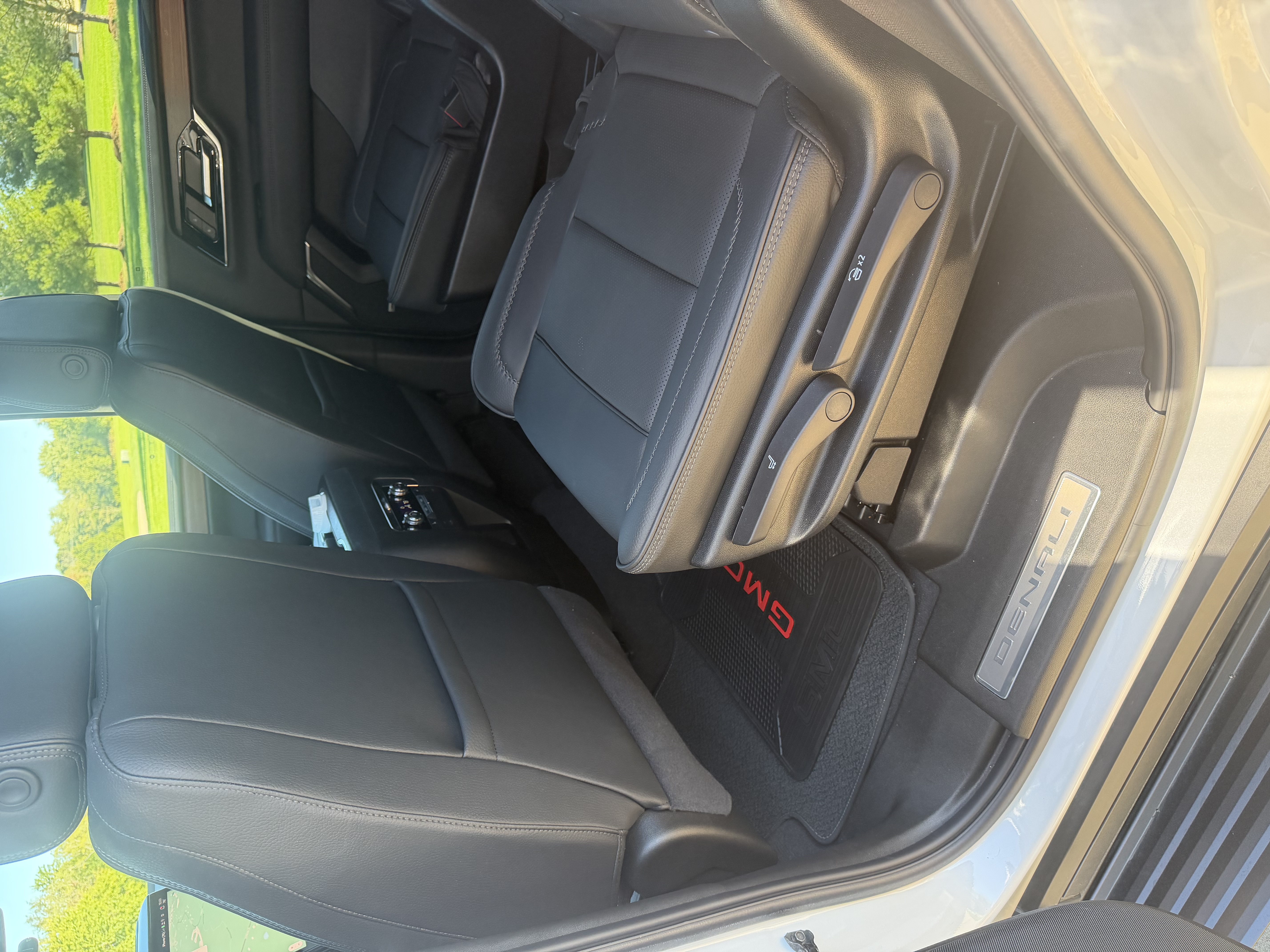 Used 2025 GMC Yukon Denali w/ Sun & Power Step Package AWD/4WD image 10