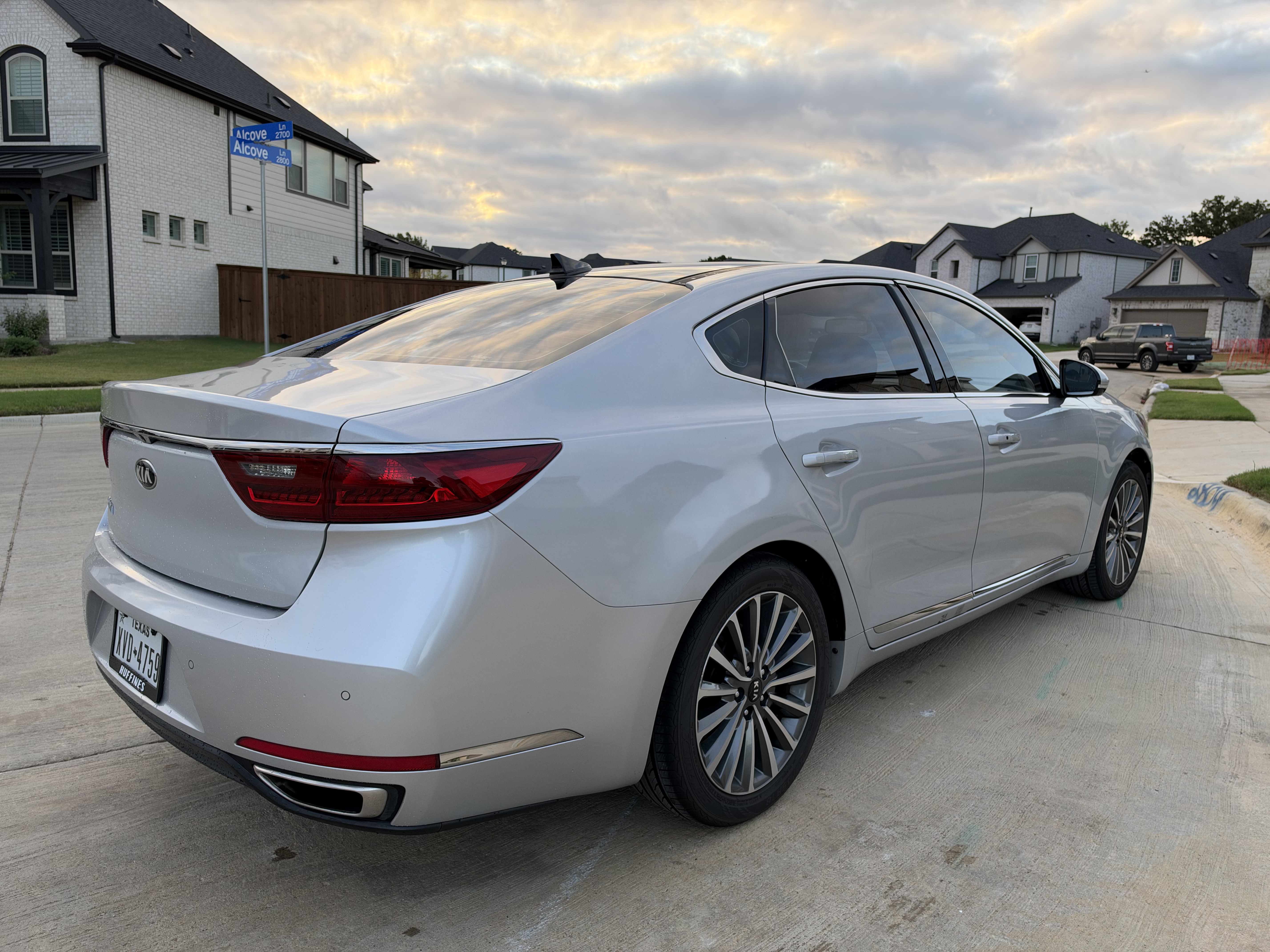 Used 2017 Kia Cadenza Premium w/ Luxury Package FWD image 4