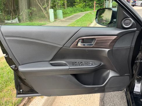 Used 2016 Honda Accord EX image 17