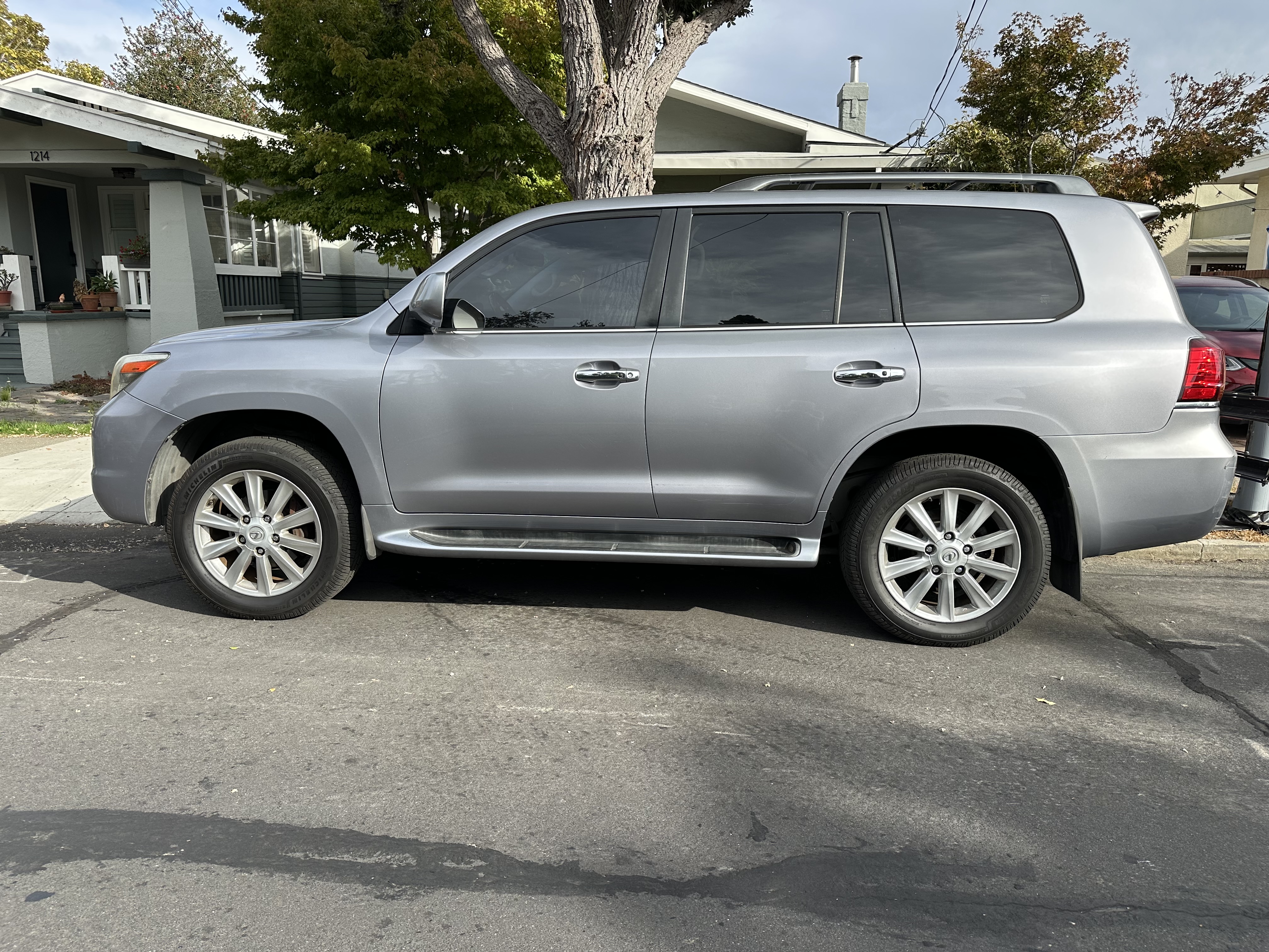 Used 2010 Lexus LX 570 4WD image 4