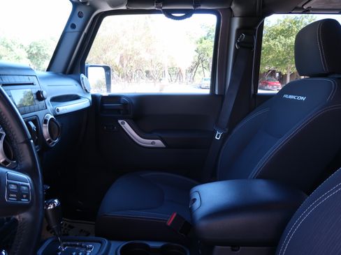 Used 2017 Jeep Wrangler Unlimited Rubicon w/ Connectivity Group image 16