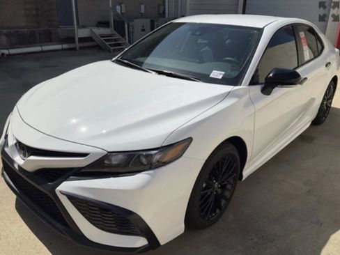 Used 2022 Toyota Camry SE image 1