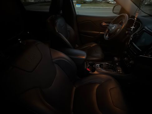 Used 2019 Jeep Cherokee Limited image 2