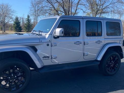 Used 2020 Jeep Wrangler Unlimited Sahara image 8
