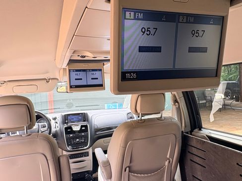 Used 2011 Chrysler Town & Country Touring-L w/ Entertainment Group #2 FWD image 6