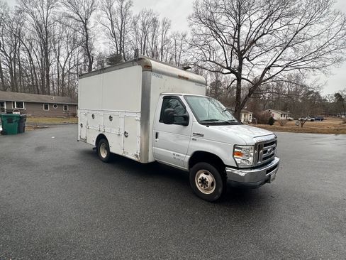 Used 2015 Ford E-350 and Econoline 350 Super Duty w/ Power Windows & Locks Group image 2