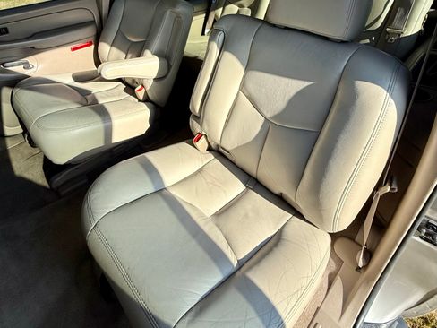 Used 2004 GMC Yukon XL 2500 SLT w/ Preferred Equipment Group image 8