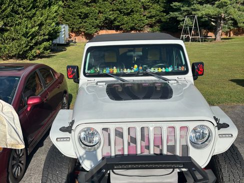 Used 2018 Jeep Wrangler Unlimited Sahara AWD/4WD image 4