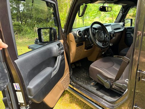 Used 2013 Jeep Wrangler Unlimited Rubicon w/ Max Tow Pkg AWD/4WD image 14