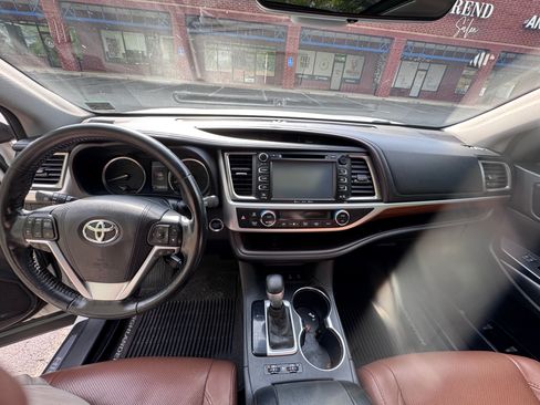 Used 2018 Toyota Highlander Limited Platinum AWD/4WD image 9