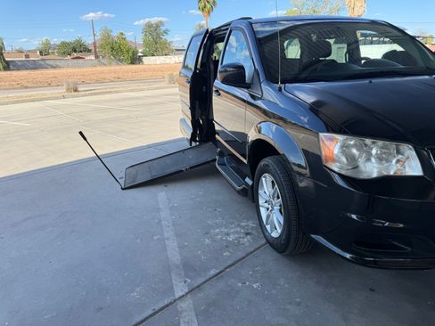 Used 2014 Dodge Grand Caravan SXT image 1