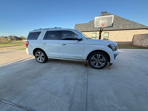 Used 2021 Ford Expedition Platinum image 4