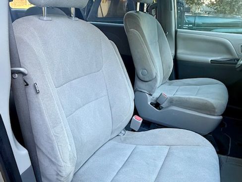 Used 2020 Toyota Sienna L image 9