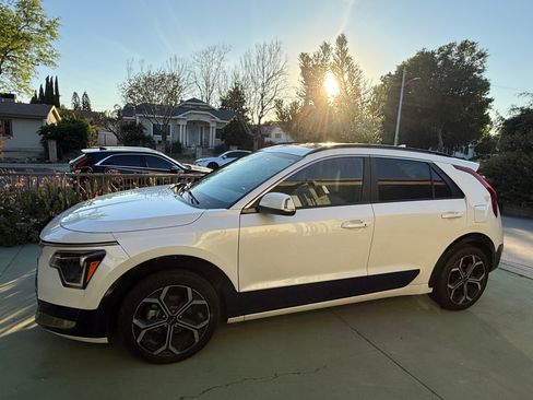 Used 2023 Kia Niro EX Touring image 4