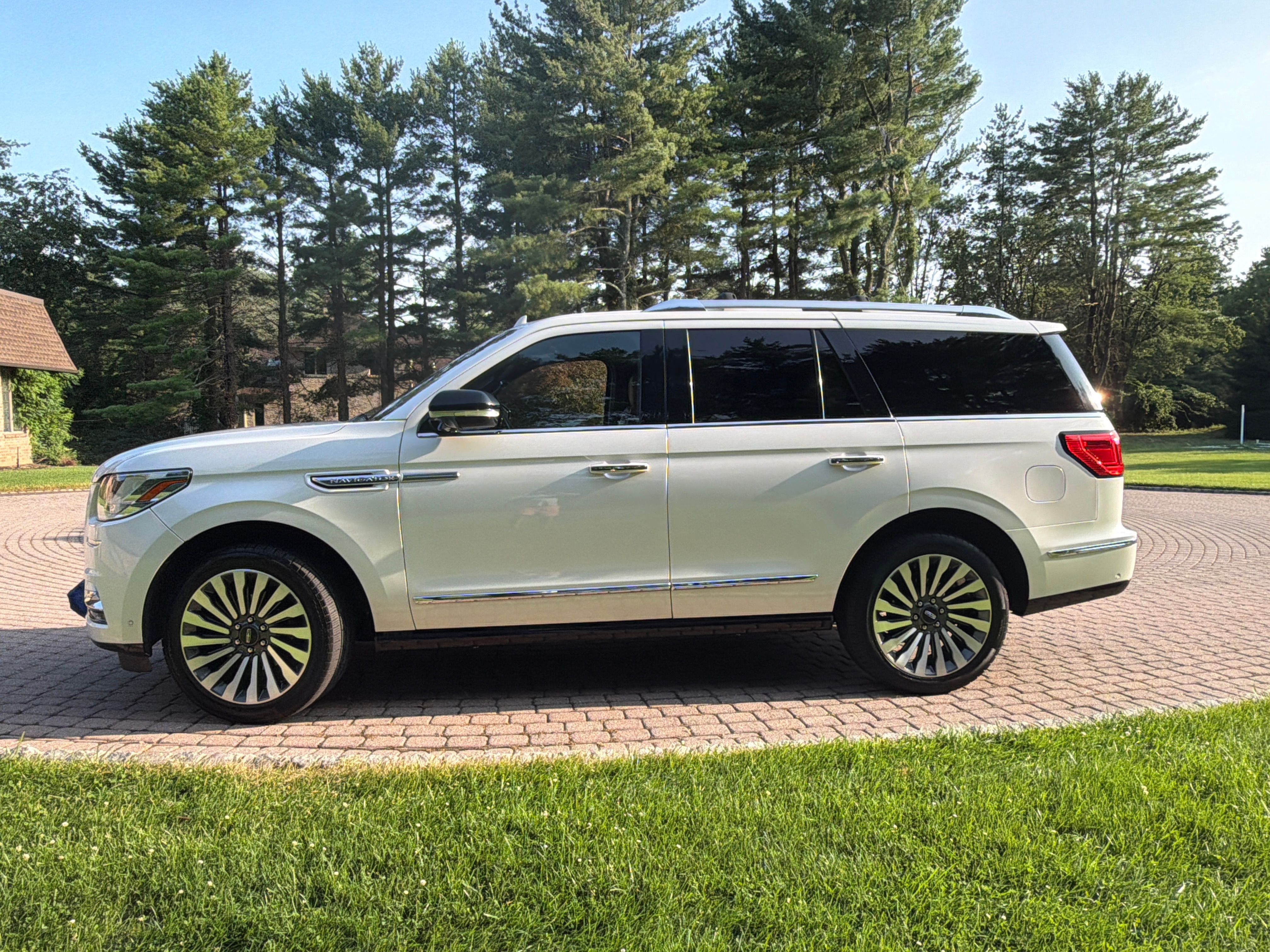 Used 2019 Lincoln Navigator Reserve w/ Cargo Package AWD/4WD image 4