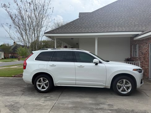 Used 2017 Volvo XC90 T5 Momentum w/ Momentum Plus Package image 1