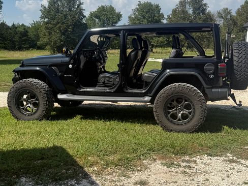 Used 2018 Jeep Wrangler Unlimited Sahara AWD/4WD image 4