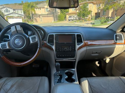 Used 2013 Jeep Grand Cherokee Overland image 2