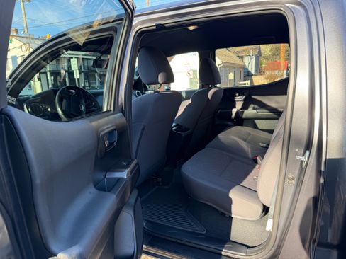 Used 2017 Toyota Tacoma TRD Off-Road w/ Tow Package (A/T) image 9